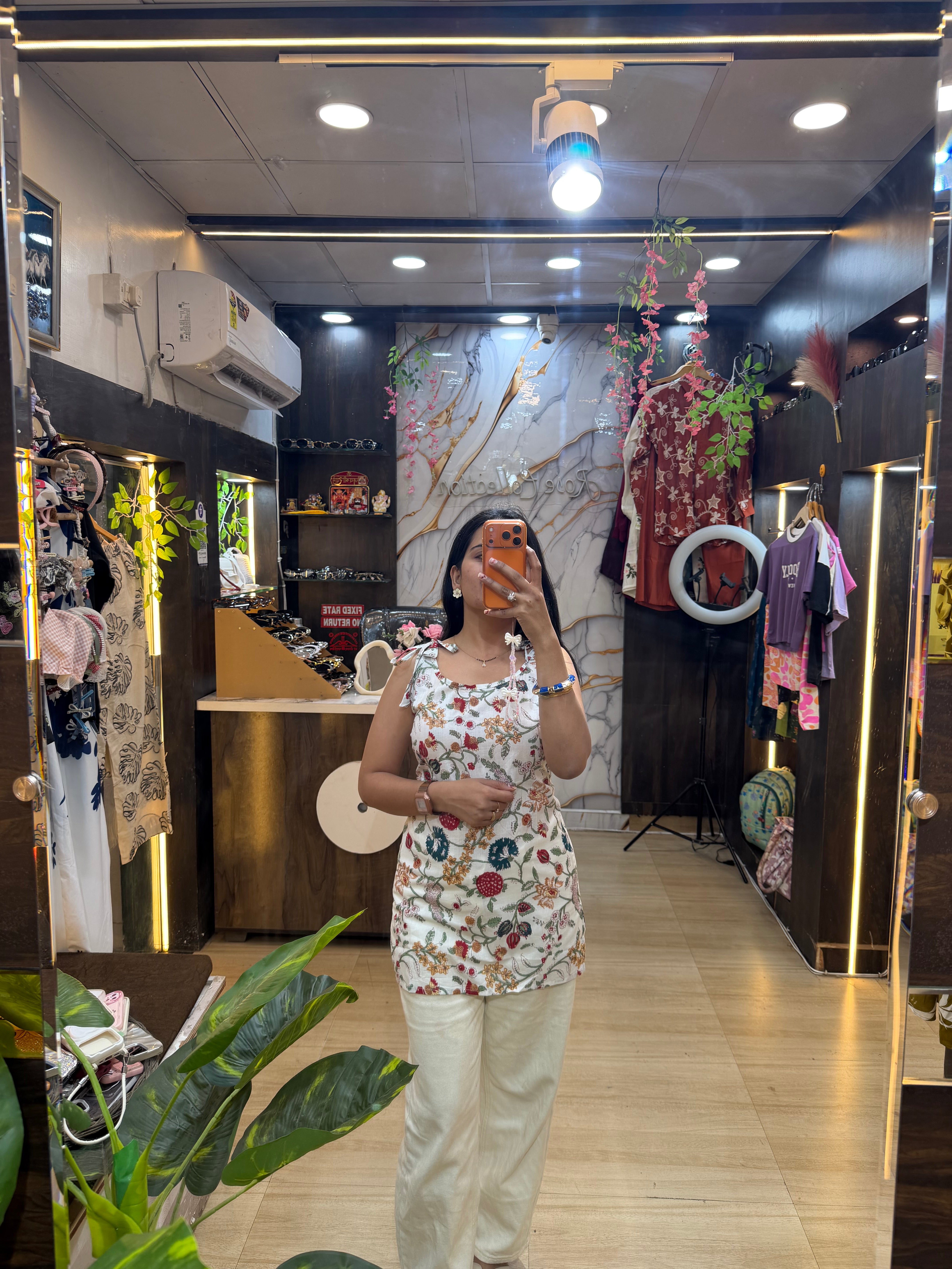 Sleeveless- tieknot kurti in white